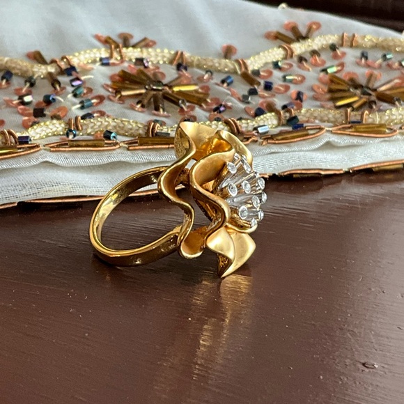 Elegant Gold Flower Ring size 7 - Picture 5 of 8